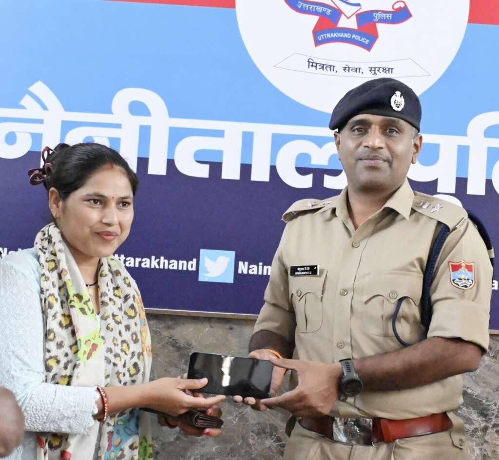 मोबाइल रिकवरी अभियान के तहत बरामद मोबाइल फोन उनके मालिकों को सौंपते एसएसपी नैनीताल डॉ. मंजूनाथ टीसी।