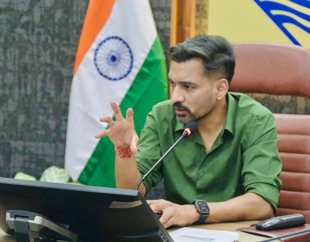 देहरादून डीएम बैंक अधिकारियों की बैठक में सख्ती से निर्देश देते हुए।