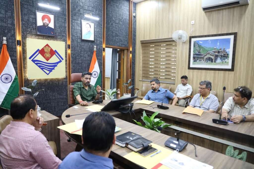 देहरादून में राष्ट्रीय प्रतिरक्षण दिवस की तैयारियों की समीक्षा बैठक करते डीएम।