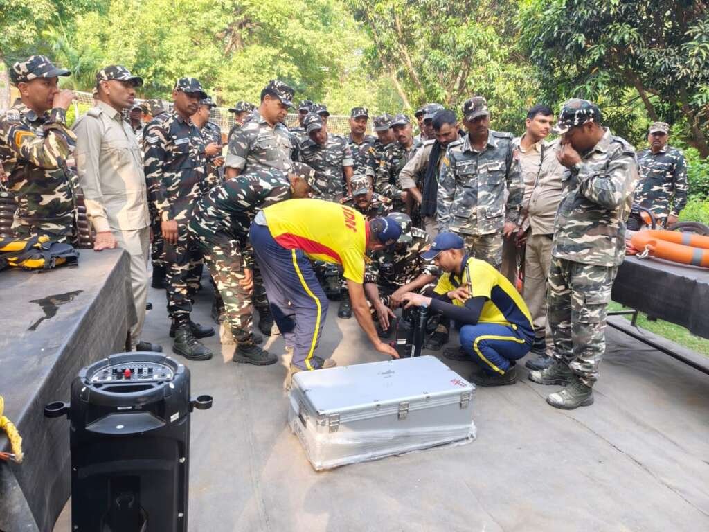 टनकपुर में आयोजित प्रशिक्षण के दौरान SSB जवानों को रेस्क्यू तकनीक सिखाती SDRF टीम।