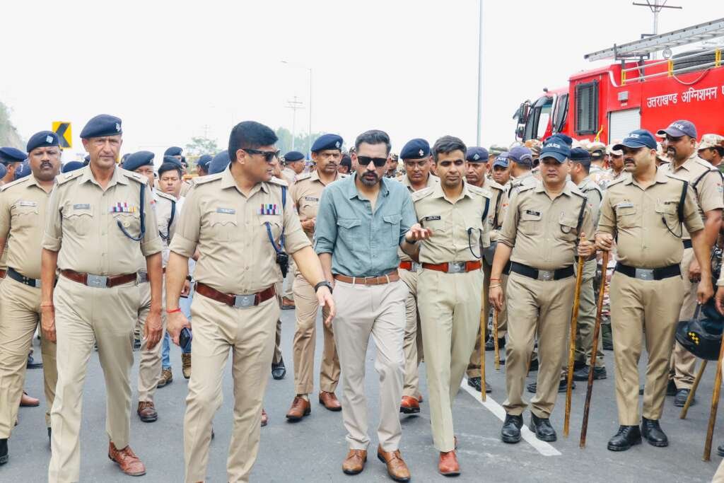 पांवटा साहिब सीमा पर सुरक्षा व्यवस्थाओं का निरीक्षण करते डीएम डॉ. आशीष चौहान और एसएसपी प्रमेन्द्र डोबाल।