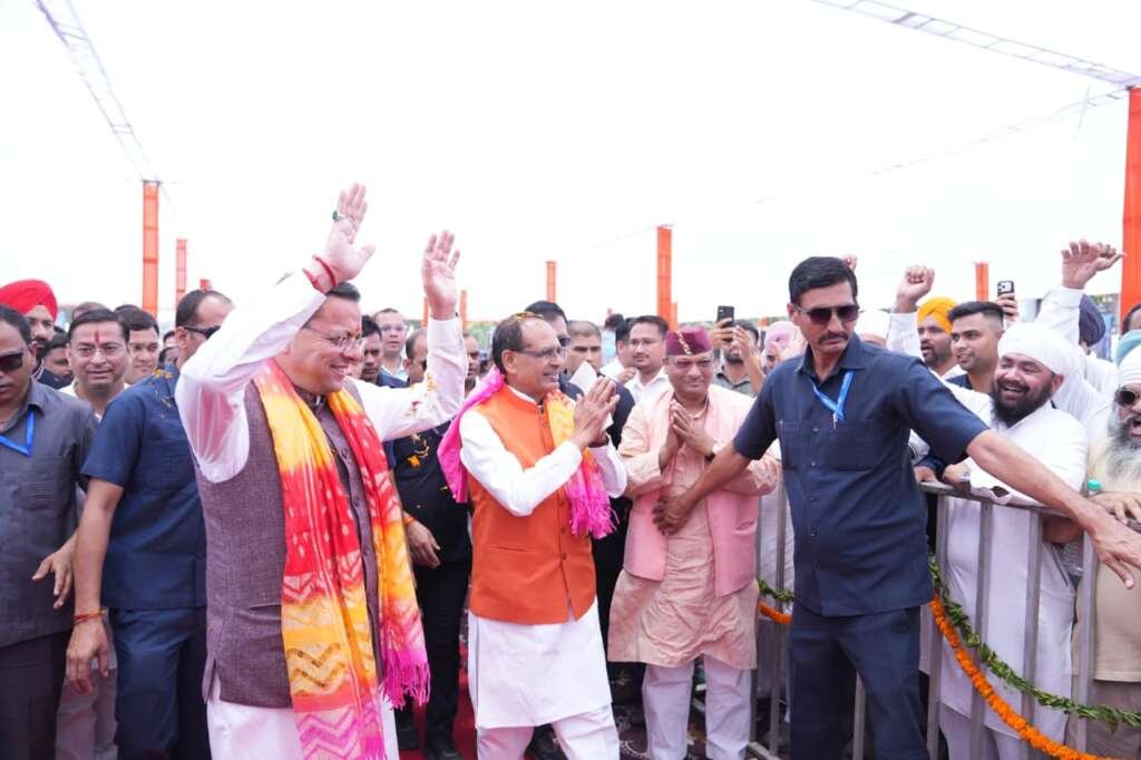 गांधी मैदान, रुद्रपुर में आयोजित 'खेत बचाओ अभियान' कार्यक्रम में केंद्रीय कृषि मंत्री शिवराज सिंह चौहान और मुख्यमंत्री पुष्कर सिंह धामी।
