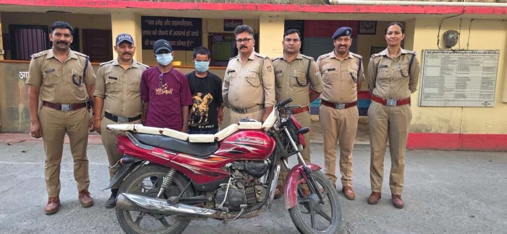 लालकुआं पुलिस द्वारा गिरफ्तार हिस्ट्रीशीटर प्रमोद कुमार आर्या उर्फ पिद्दा और उसका साथी, साथ में बरामद नकदी, चोरी की मोटरसाइकिल और मोबाइल।