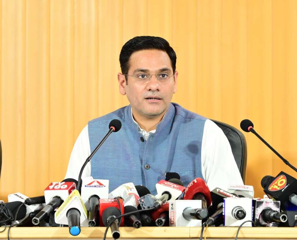 देहरादून में प्रेस वार्ता के दौरान उत्तराखंड की ट्राउट मछली के अंतरराष्ट्रीय निर्यात की जानकारी देते मत्स्य विकास मंत्री सौरभ बहुगुणा।