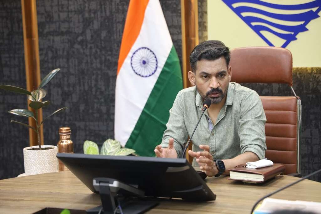 देहरादून कलेक्ट्रेट में रिस्पना नदी के पुनर्जीवन, संरक्षण और सौंदर्यीकरण को लेकर समीक्षा बैठक करते डीएम डॉ. आशीष चौहान।