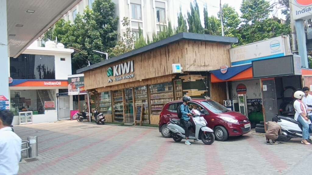 उत्तराखंड के स्वयं सहायता समूहों की महिलाओं द्वारा तैयार स्थानीय उत्पादों के विपणन के लिए डोईवाला स्थित आईओसीएल पेट्रोल पंप पर प्रस्तावित हिलान्स आउटलेट।