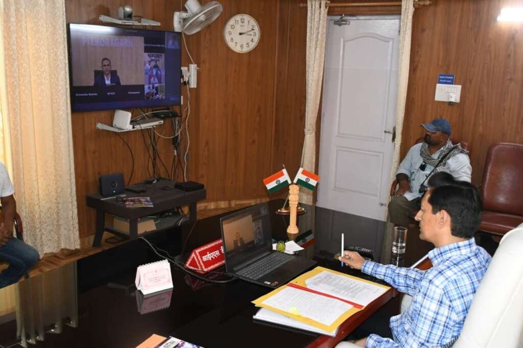 हल्द्वानी में कैलाश मानसरोवर यात्रा 2026 की तैयारियों की समीक्षा बैठक करते कुमाऊं आयुक्त दीपक रावत।