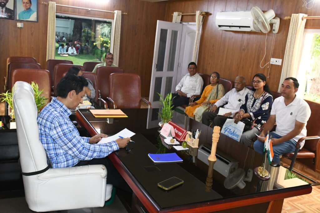 हल्द्वानी में जनता मिलन कार्यक्रम के दौरान लोगों की शिकायतें सुनते आयुक्त दीपक रावत।