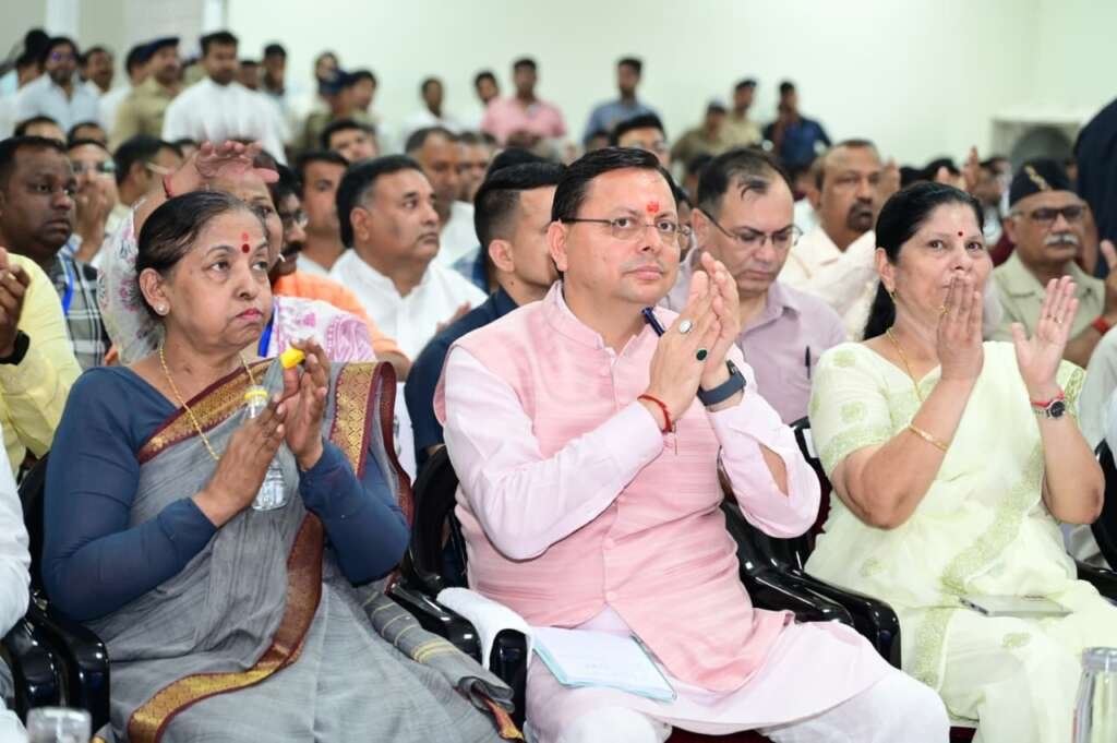 रुड़की में 'मन की बात' कार्यक्रम सुनते मुख्यमंत्री पुष्कर सिंह धामी।