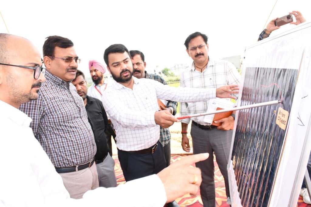 काशीपुर में सिडकुल और सड़क परियोजनाओं का निरीक्षण करते मुख्य सचिव आनंद बर्द्धन।
