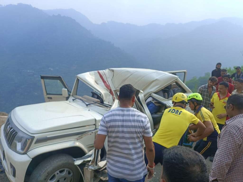 पौड़ी के सतपुली क्षेत्र में मैक्स गाड़ी पर विशाल बोल्डर गिरने के बाद घटनास्थल पर राहत एवं बचाव कार्य करती SDRF टीम।