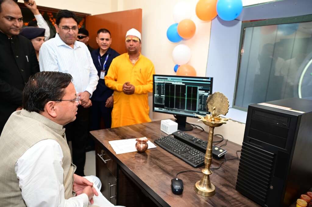 चंपावत में स्वास्थ्य परियोजनाओं की सौगात देते मुख्यमंत्री पुष्कर सिंह धामी।