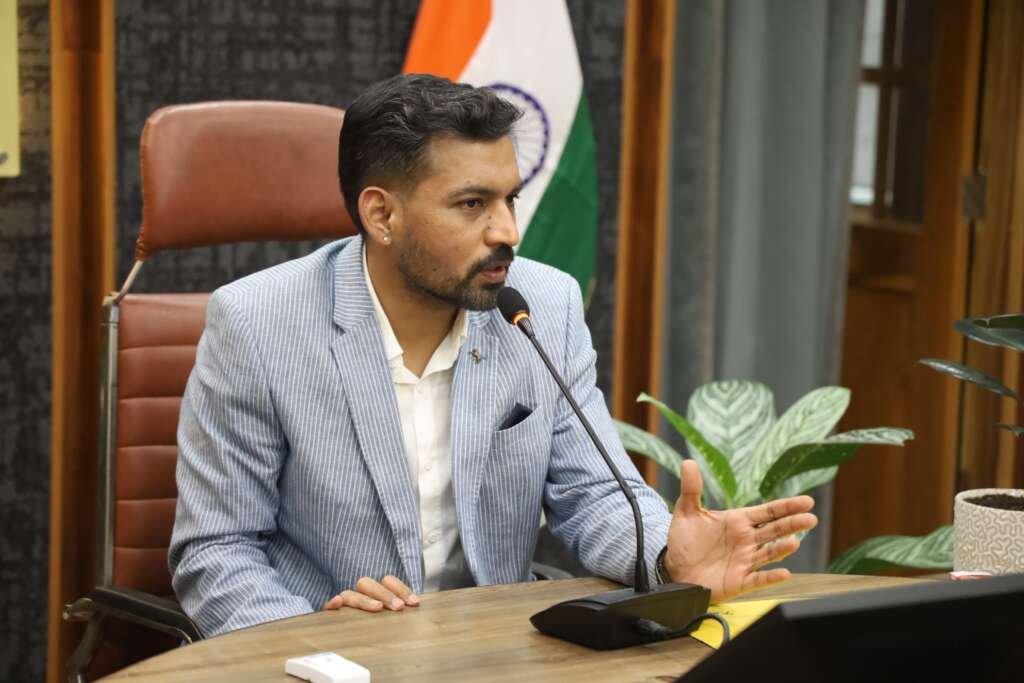 मतदाता सूची पुनरीक्षण बैठक की अध्यक्षता करते डीएम डॉ. आशीष चौहान।