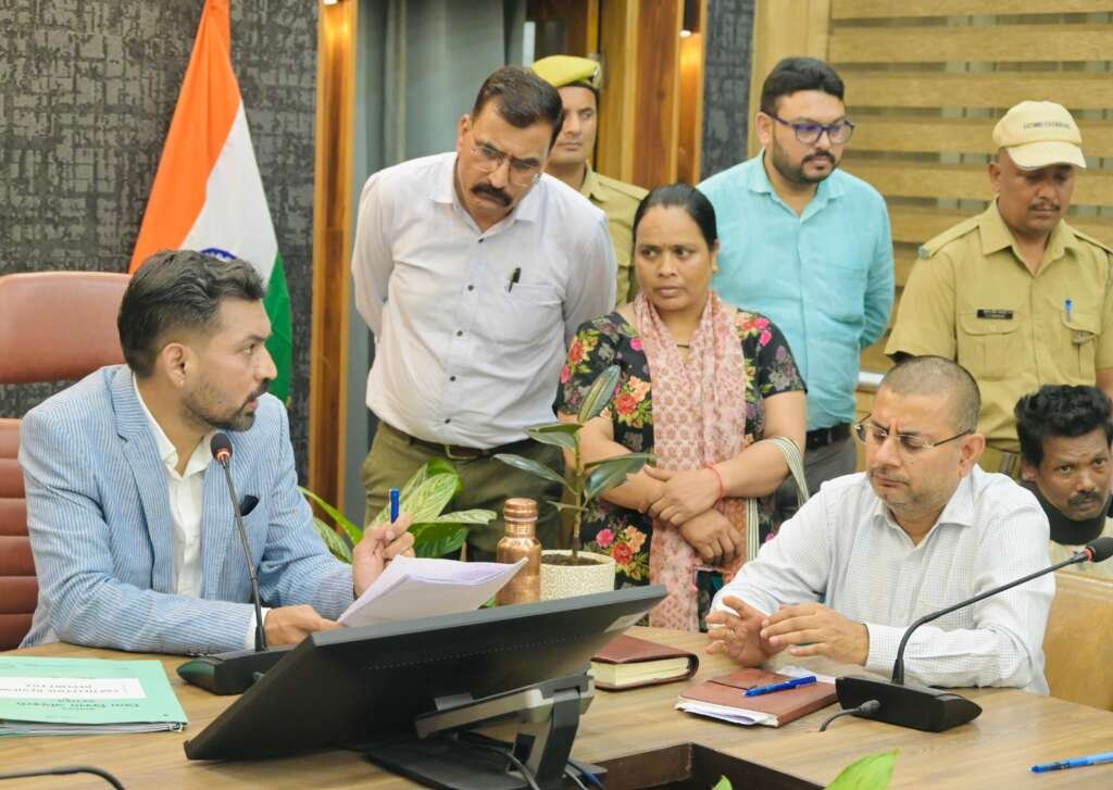 Dehradun News: विदेश में नौकरी दिलाने के नाम पर 15 युवाओं से लाखों की ठगी, डीएम के निर्देश- जालसाज पर लगेगा गैंगस्टर