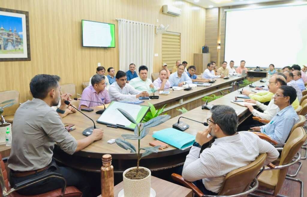 देहरादून में हरेला पर्व की तैयारियों को लेकर डीएम की बैठक।