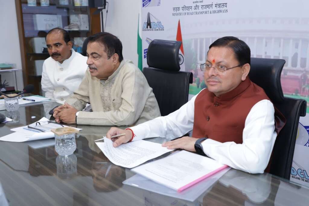 नई दिल्ली में सड़क परियोजनाओं को लेकर केंद्रीय बैठक में मुख्यमंत्री धामी।