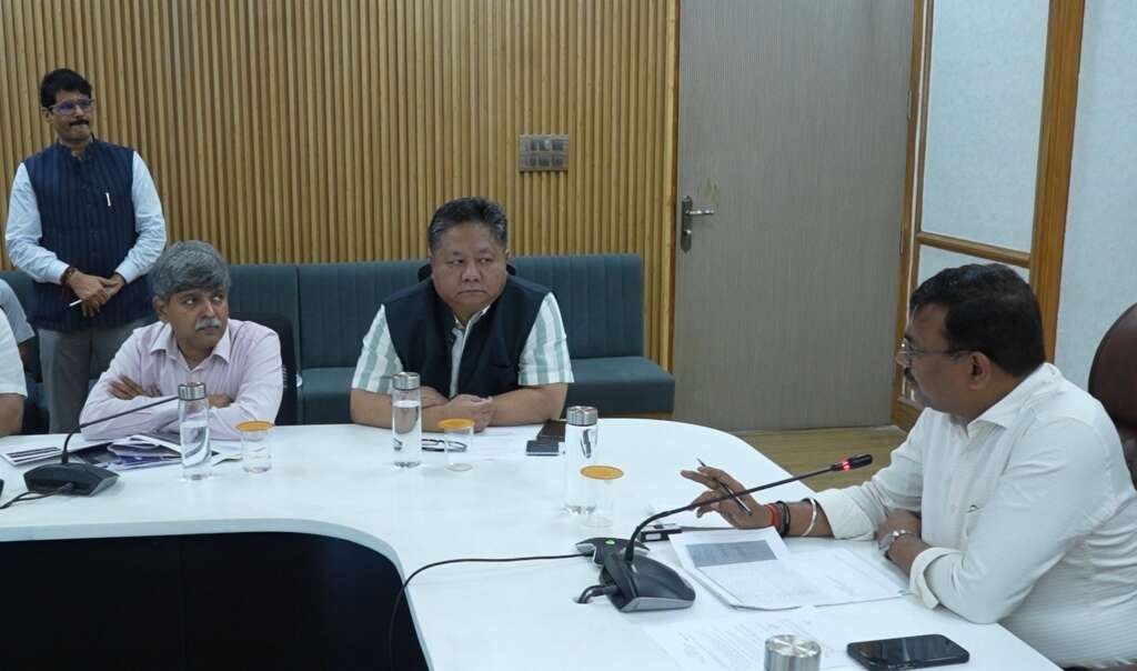 देहरादून सचिवालय में प्रधानमंत्री की आधारशिला वाली 40 परियोजनाओं की प्रगति की समीक्षा करते मुख्य सचिव आनन्द बर्द्धन।