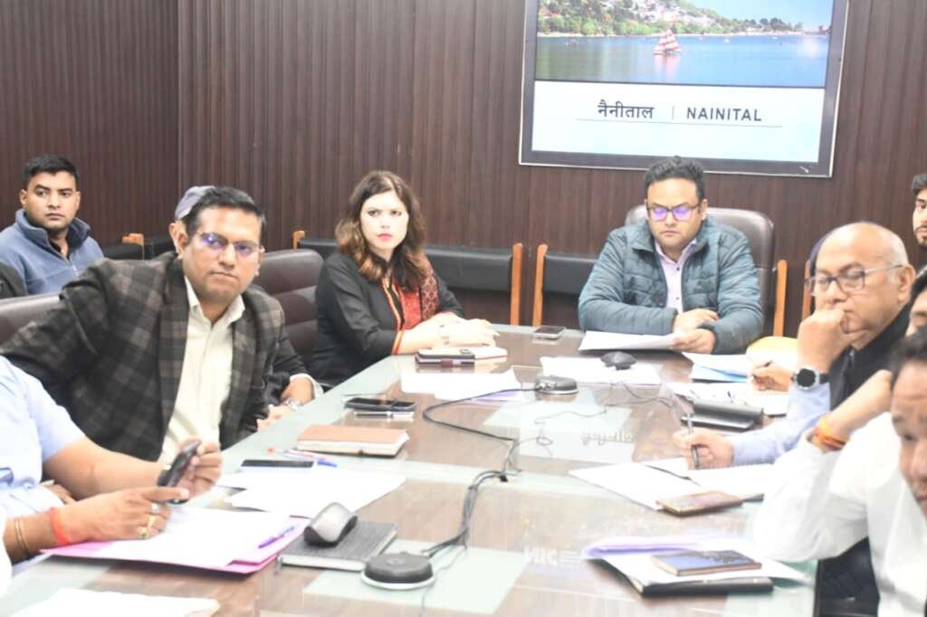 नैनीताल में मानसून पूर्व आपदा प्रबंधन तैयारियों की समीक्षा बैठक में शामिल अधिकारी।