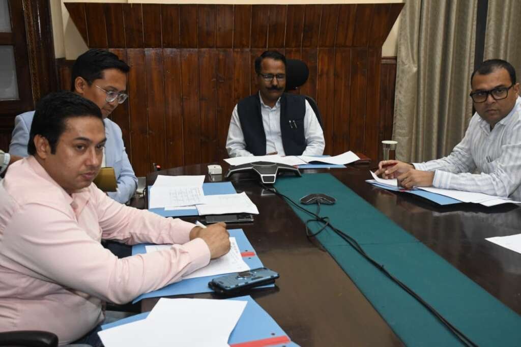 नैनीताल में पर्यटन स्वरोजगार एवं होमस्टे योजना की जिला चयन समिति की बैठक की अध्यक्षता करते जिलाधिकारी ललित मोहन रयाल।