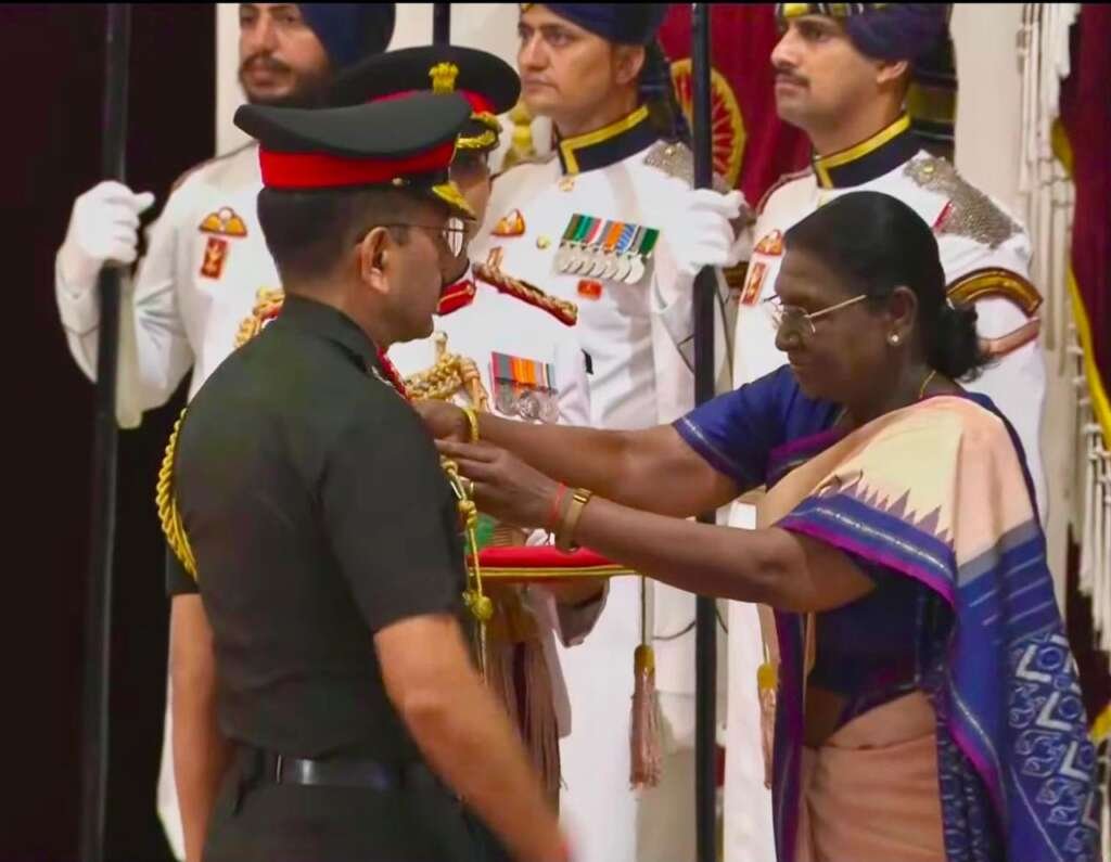 राष्ट्रपति द्रौपदी मुर्मू से परम विशिष्ट सेवा मेडल प्राप्त करते लेफ्टिनेंट जनरल (सेनि.) गजेंद्र जोशी।