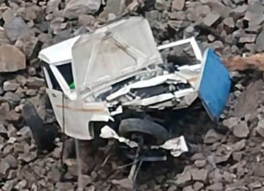 मुनस्यारी क्षेत्र में सड़क दुर्घटना के बाद खाई में गिरा पिकअप वाहन, रेस्क्यू अभियान के दौरान का दृश्य।