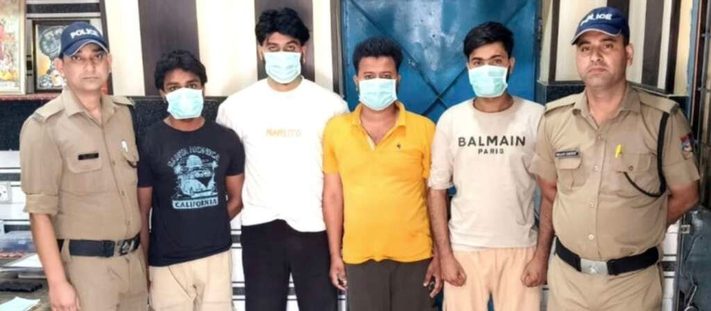 हरिद्वार पुलिस टीम कांवड़िए को गोली मारने के मामले में गिरफ्तार चार आरोपियों के साथ वारदात का खुलासा करते हुए।