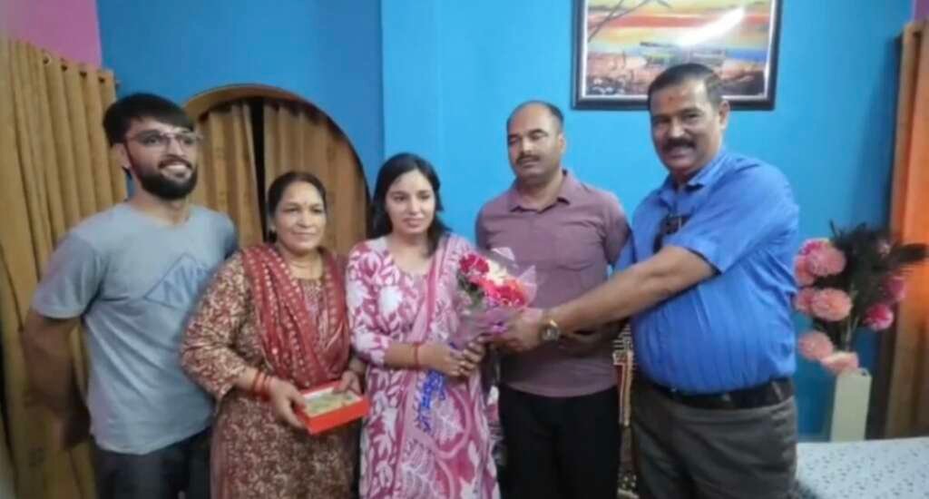 लोग वर्षा जोशी को उनकी UKPSC सफलता पर बधाई और शुभकामनाएं देते हुए।