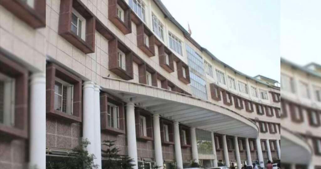 देहरादून स्थित उत्तराखंड सचिवालय भवन का बाहरी दृश्य।
