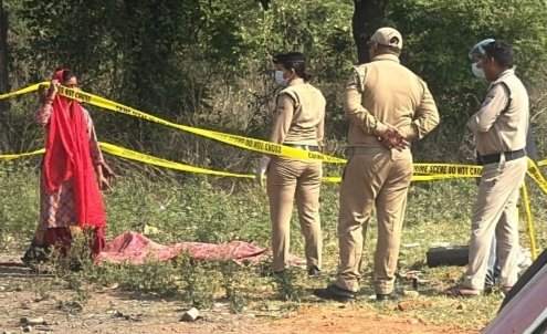 लालकुआं में महिला का शव मिलने की घटना से जुड़ा पुलिस जांच का दृश्य।