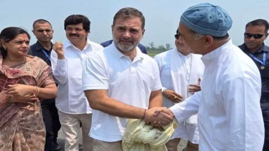 राहुल गांधी पंतनगर एयरपोर्ट पर मौजूद, खराब मौसम के चलते उत्तराखंड दौरा रद्द कर दिल्ली रवाना होते हुए।