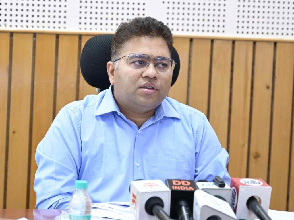 एनआईसी सभागार रुद्रप्रयाग में विशेष गहन पुनरीक्षण, जनगणना और केदारनाथ यात्रा व्यवस्थाओं पर जानकारी देते डीएम विशाल मिश्रा।