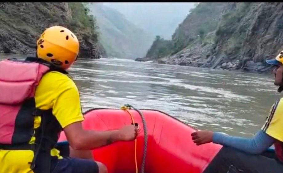 गंगा नदी में लापता सॉफ्टवेयर इंजीनियर की तलाश में SDRF की टीम राफ्ट से सर्च करती हुई।