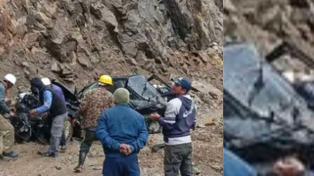 चट्टान गिरने से क्षतिग्रस्त बोलेरो गाड़ी और रेस्क्यू टीम