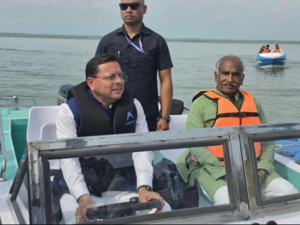 मुख्यमंत्री पुष्कर सिंह धामी ऊधम सिंह नगर के गदरपुर में अंतरराष्ट्रीय क्याकिंग–कैनोइंग प्रतियोगिता की तैयारियों का निरीक्षण करते हुए।