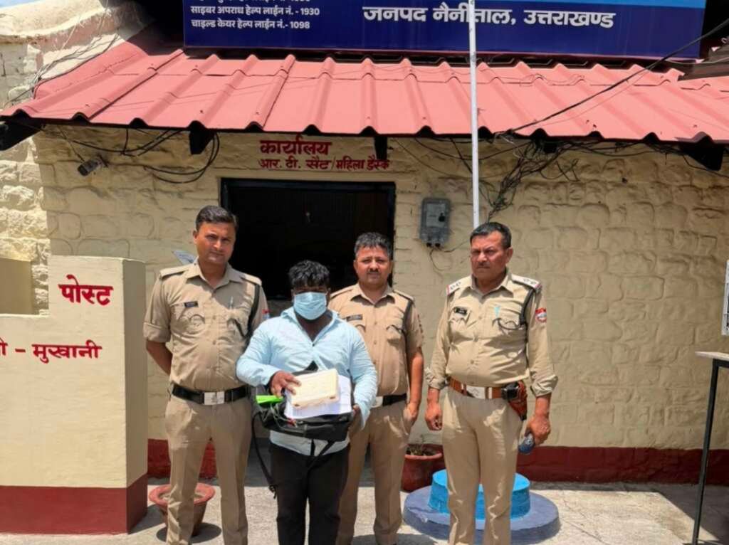 हल्द्वानी ठगी मामले में गिरफ्तार आरोपी और बरामद कंगन।