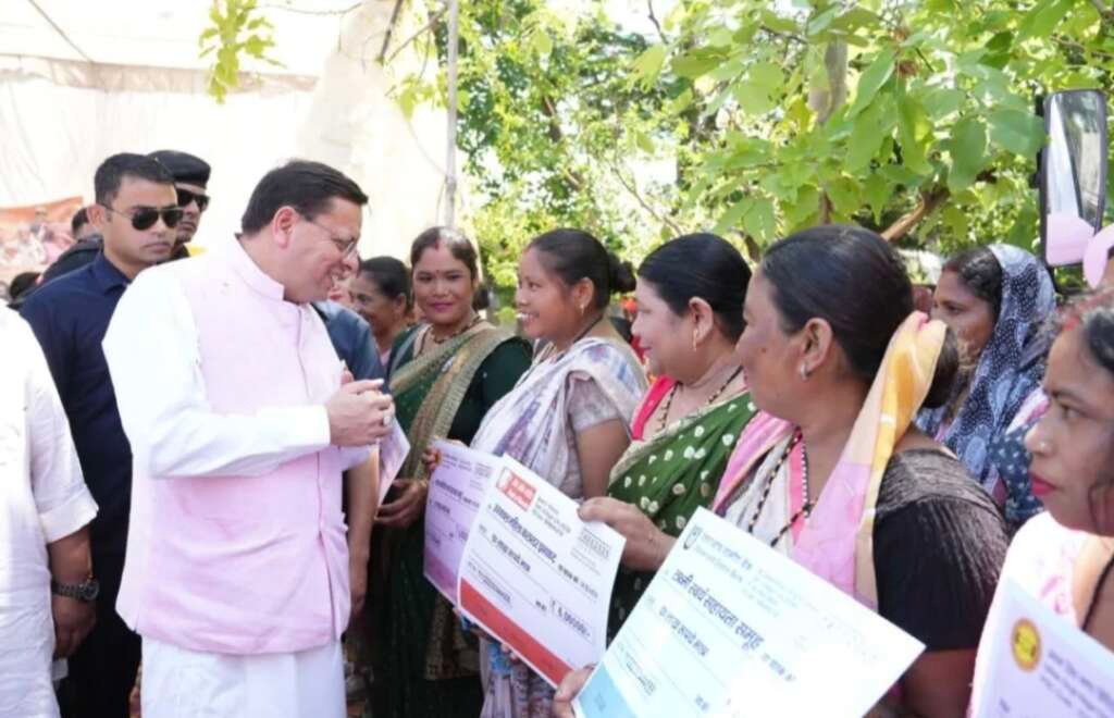 खटीमा में आयोजित कार्यक्रम में मुख्यमंत्री पुष्कर सिंह धामी।