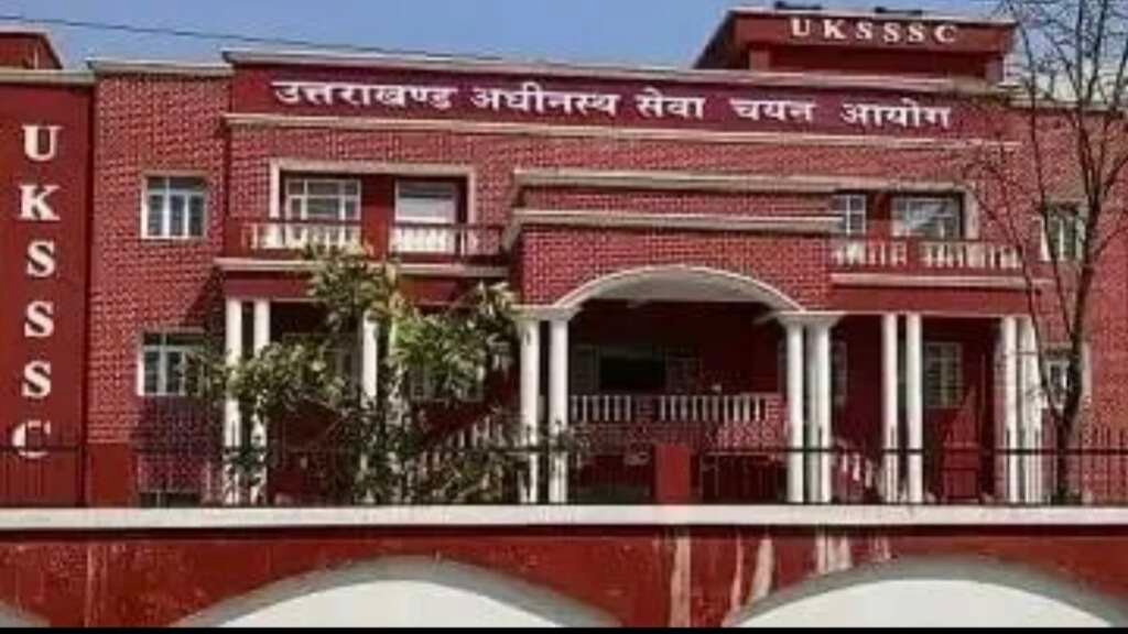 उत्तराखंड अधीनस्थ सेवा चयन आयोग (UKSSSC) द्वारा 398 पदों पर भर्ती का विज्ञापन जारी किए जाने से संबंधित प्रतीकात्मक तस्वीर।