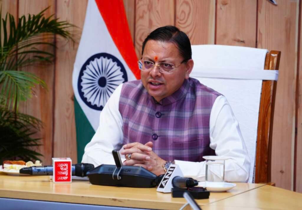 देहरादून सचिवालय में आयोजित कैबिनेट बैठक की अध्यक्षता करते मुख्यमंत्री पुष्कर सिंह धामी।