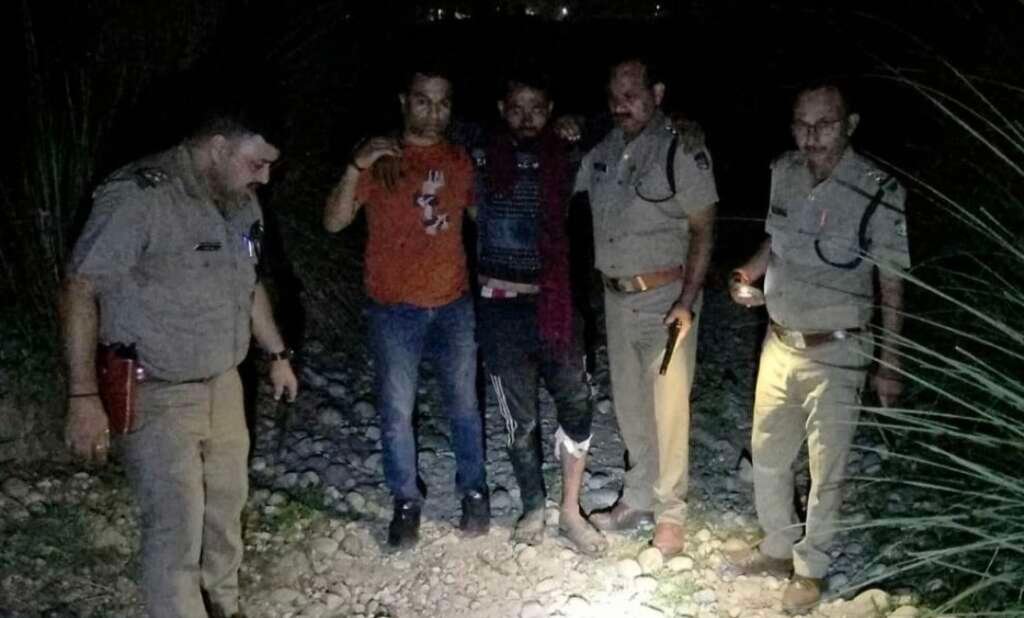 हरिद्वार में मुठभेड़ के बाद पुलिस की गिरफ्त में घायल आरोपी।
