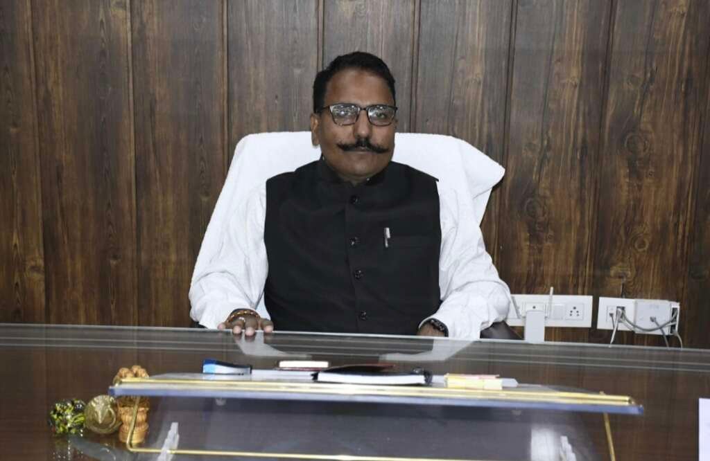 नैनीताल जिले में फुटपाथों से अतिक्रमण हटाने और नागरिक सुविधाओं को बेहतर बनाने की योजना से संबंधित डीएम ललित मोहन रयाल की फाइल फोटो।