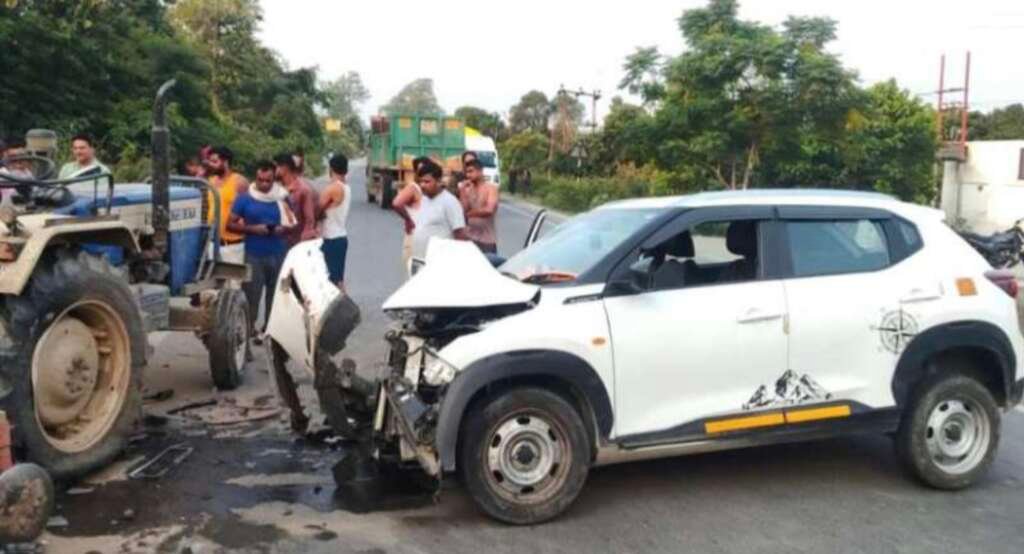 सड़क दुर्घटना में क्षतिग्रस्त टैक्सी वाहन।