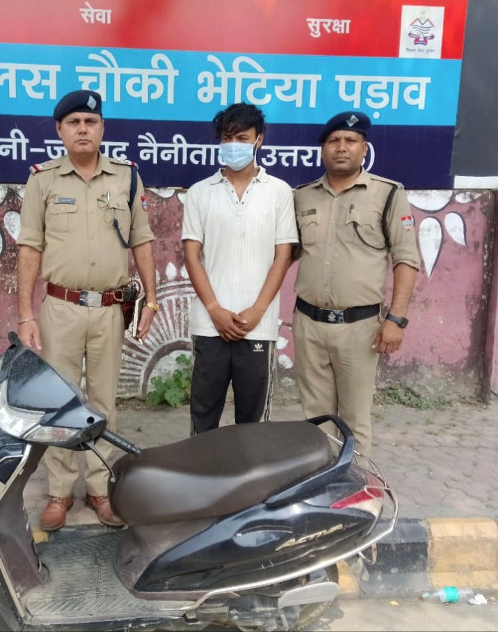 हल्द्वानी पुलिस द्वारा गिरफ्तार वाहन चोरी का आरोपी और बरामद स्कूटी।