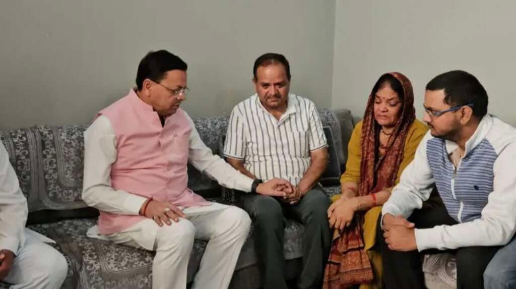 पांडेखोला, अल्मोड़ा में शहीद लेफ्टिनेंट बीरेश्वर गोस्वामी के परिवार से मुलाकात करते मुख्यमंत्री पुष्कर सिंह धामी।