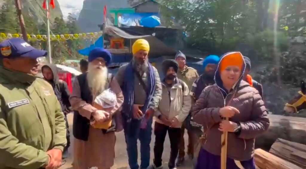 हेमकुंड साहिब यात्रा से लौटे श्रद्धालु।