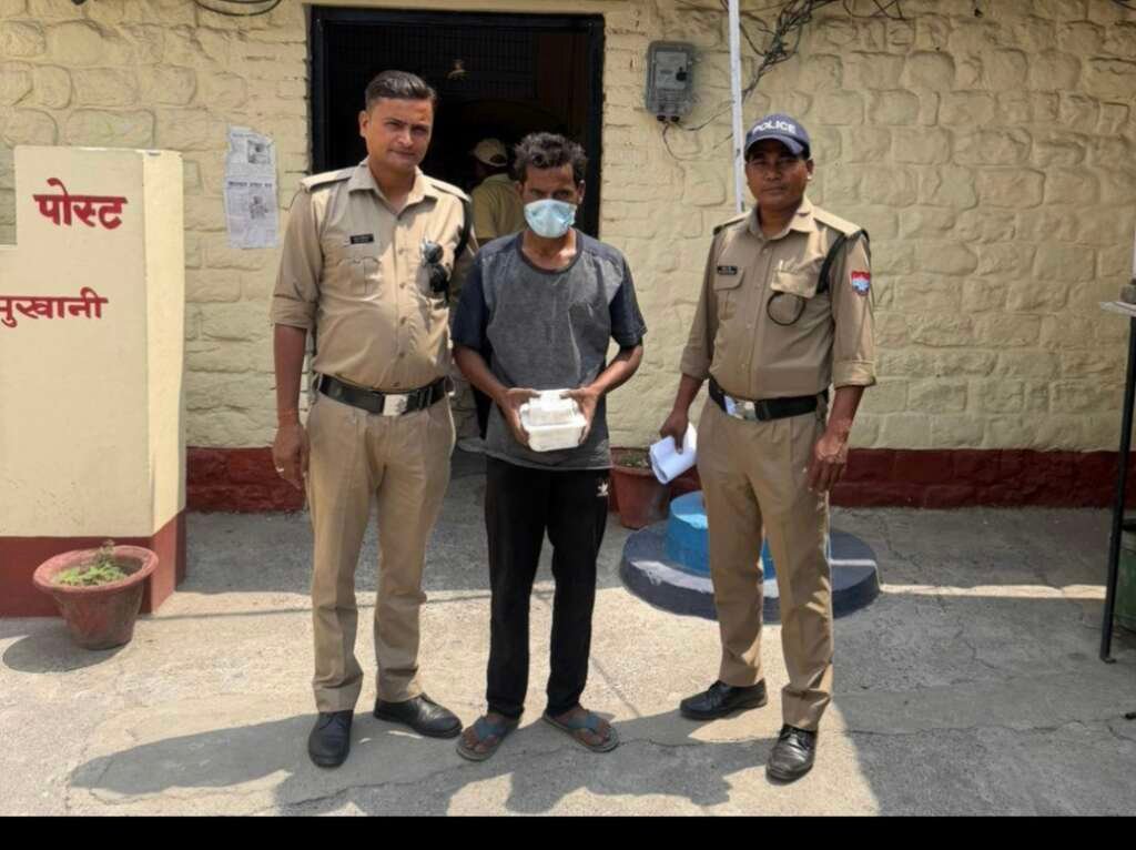 बरामद नशीले इंजेक्शन और आरोपी के साथ कार्रवाई करती मुखानी पुलिस टीम।