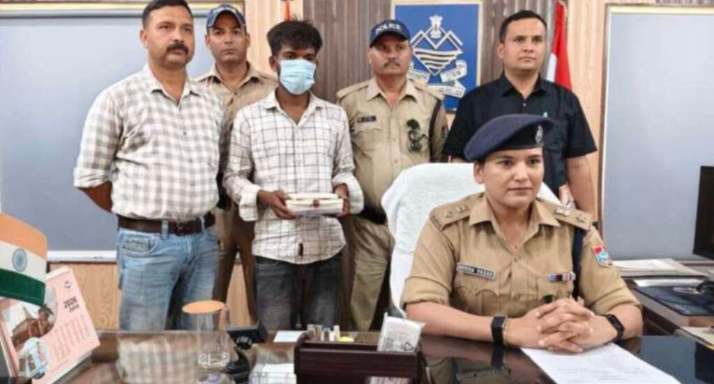 चम्पावत पुलिस द्वारा 253 ग्राम स्मैक के साथ गिरफ्तार आरोपी, बरामद बाइक और अन्य सामान।