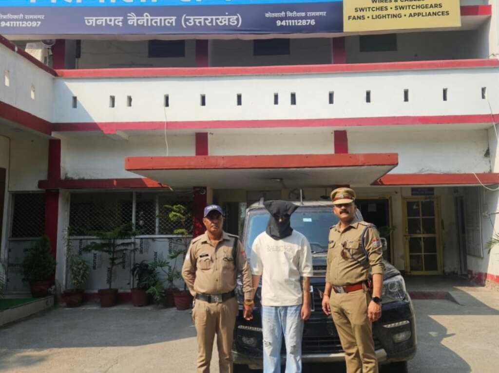 रामनगर पुलिस द्वारा गिरफ्तार लूट का आरोपी योगेश सागर उर्फ मंकू और उसके कब्जे से बरामद स्कॉर्पियो वाहन।