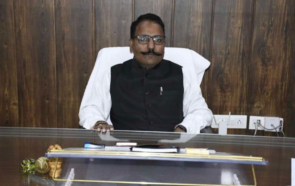 जिलाधिकारी ललित मोहन रयाल द्वारा निजी विद्यालयों की मनमानी फीस पर सख्त निर्देश जारी किए जाने से संबंधित तस्वीर।