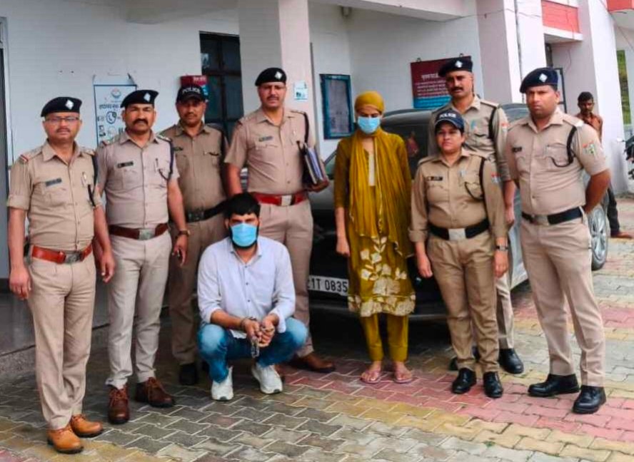 पिता की हत्या के आरोप में पुलिस की गिरफ्त में बेटी जानकी पांडेय और दामाद धर्मवीर शर्मा।