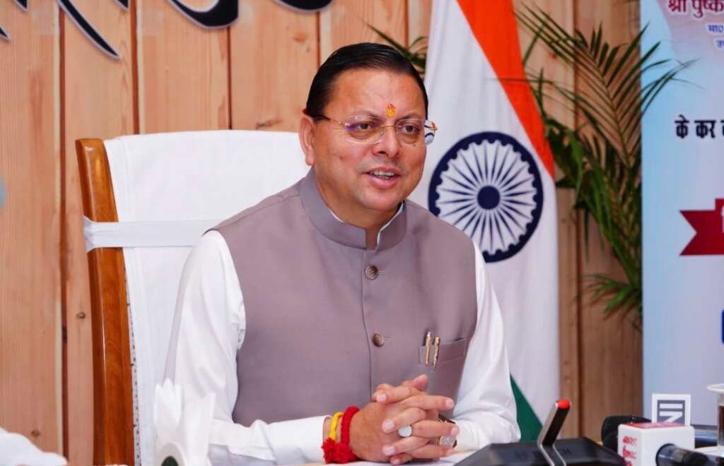 मुख्यमंत्री धामी की फाइल फोटो, फिल्म नीति 2024 और FTII छात्रवृत्ति से जुड़ा बयान।